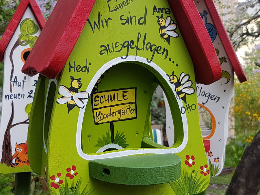 Abschiedsgeschenk Kindergarten - Vogelfutterhaus mit Silo, Bienen & Namen + Stange zum Aufstellen