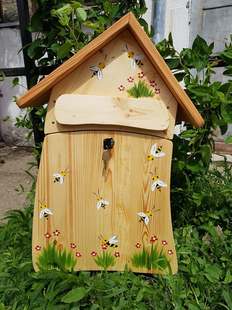 Boîte aux lettres de maternelle avec cadeaux d'adieu et noms d'enfants avec abeilles