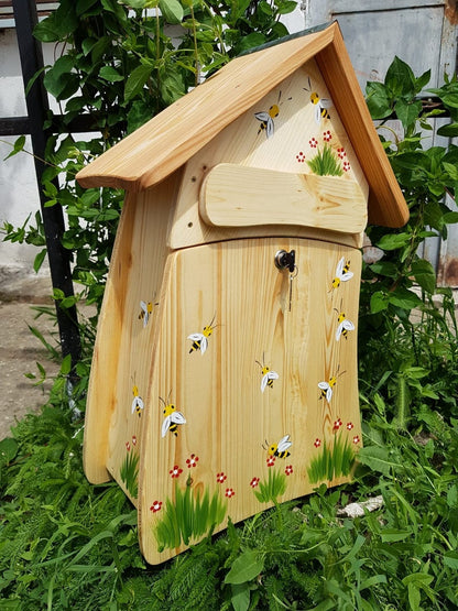 Boîte aux lettres de maternelle avec cadeaux d'adieu et noms d'enfants avec abeilles