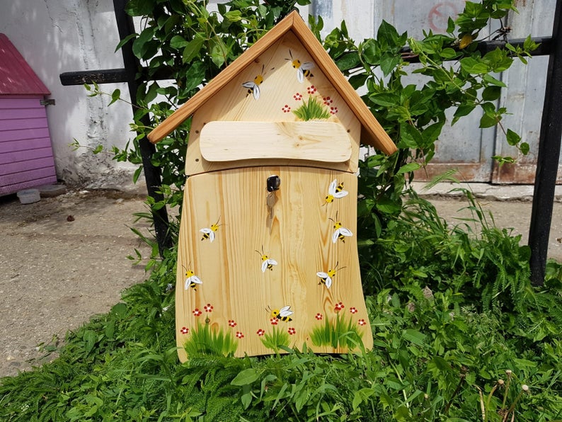 Boîte aux lettres de maternelle avec cadeaux d'adieu et noms d'enfants avec abeilles