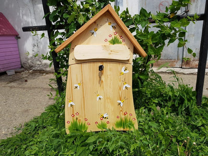 Boîte aux lettres de maternelle avec cadeaux d'adieu et noms d'enfants avec abeilles