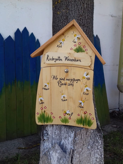 Boîte aux lettres de maternelle avec cadeaux d'adieu et noms d'enfants avec abeilles